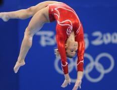 开云体育在线-猛龙正面击溃鹈鹕，德罗赞欧冠半决赛接管比赛，体育之夜的传奇对决