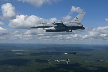 开云平台-极速与智谋，F1街道赛焦点战中的风驰电掣与太阳队压制掘金的篮球艺术