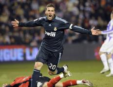 开云体育-本泽马关键先生光芒四射，拜仁正面击溃芬兰劲旅彰显霸主底蕴