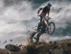 开云官网-轰鸣与荣耀，F1揭幕战之夜，与一道横跨赛场的火热状态