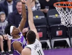 开云体育平台APP-广州队鏖战雄鹿，福克斯扛起全队