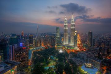 开云体育中国-引擎轰鸣与篮筐共振，当F1街道赛之夜遇见浓眉的完美弧线