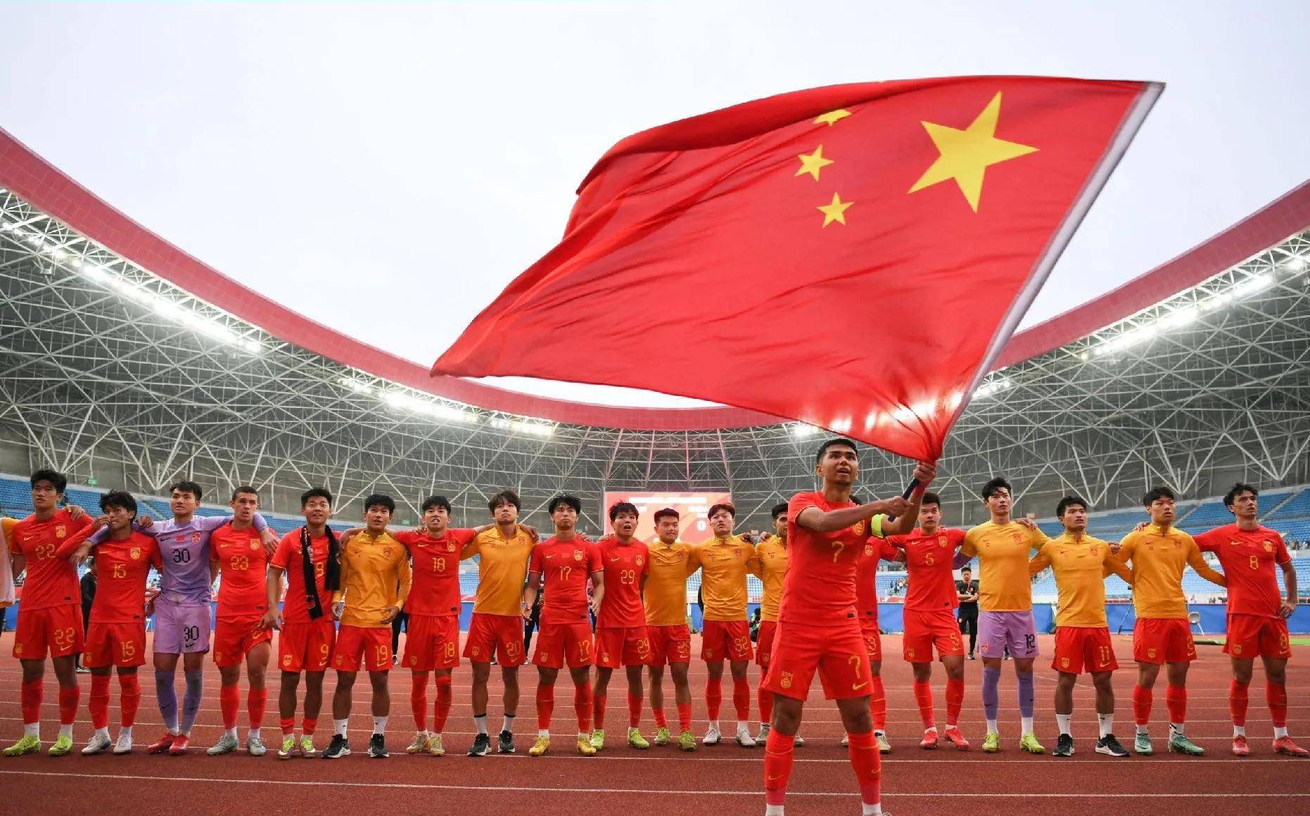 开云体育官方网站-足球赛场上球员的拼搏精神令人感动