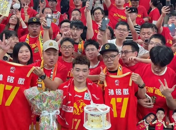 开云体育官网-长沙男篮逆转胜出，赢得关键胜利