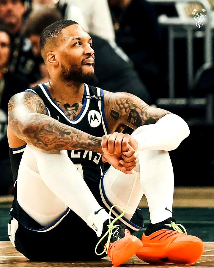 开云APP-开拓者擒下雄鹿，利拉德三分致胜