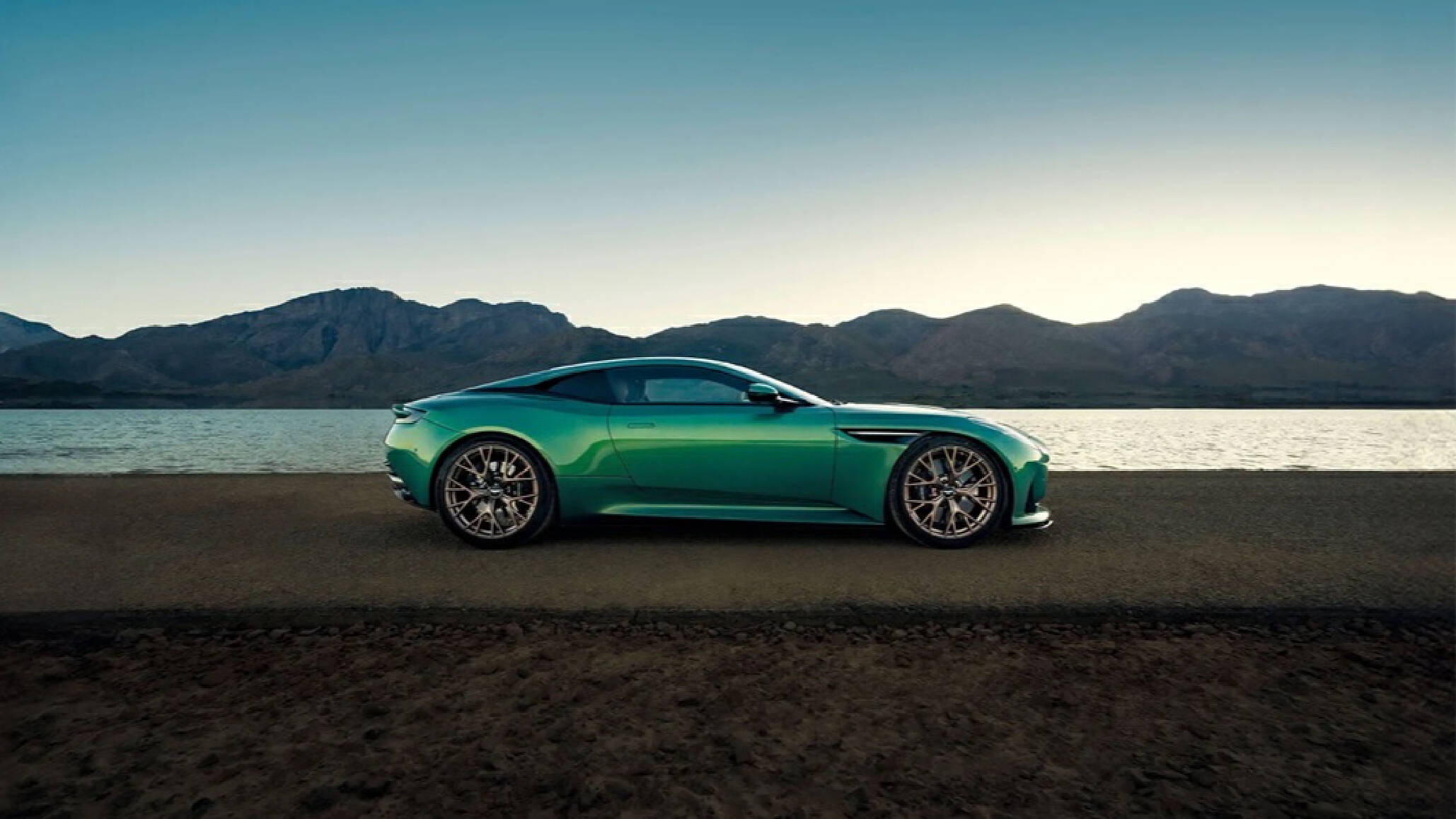 开云体育登录-阿斯顿马丁轻取索伯车队，汉密尔顿扛起全队