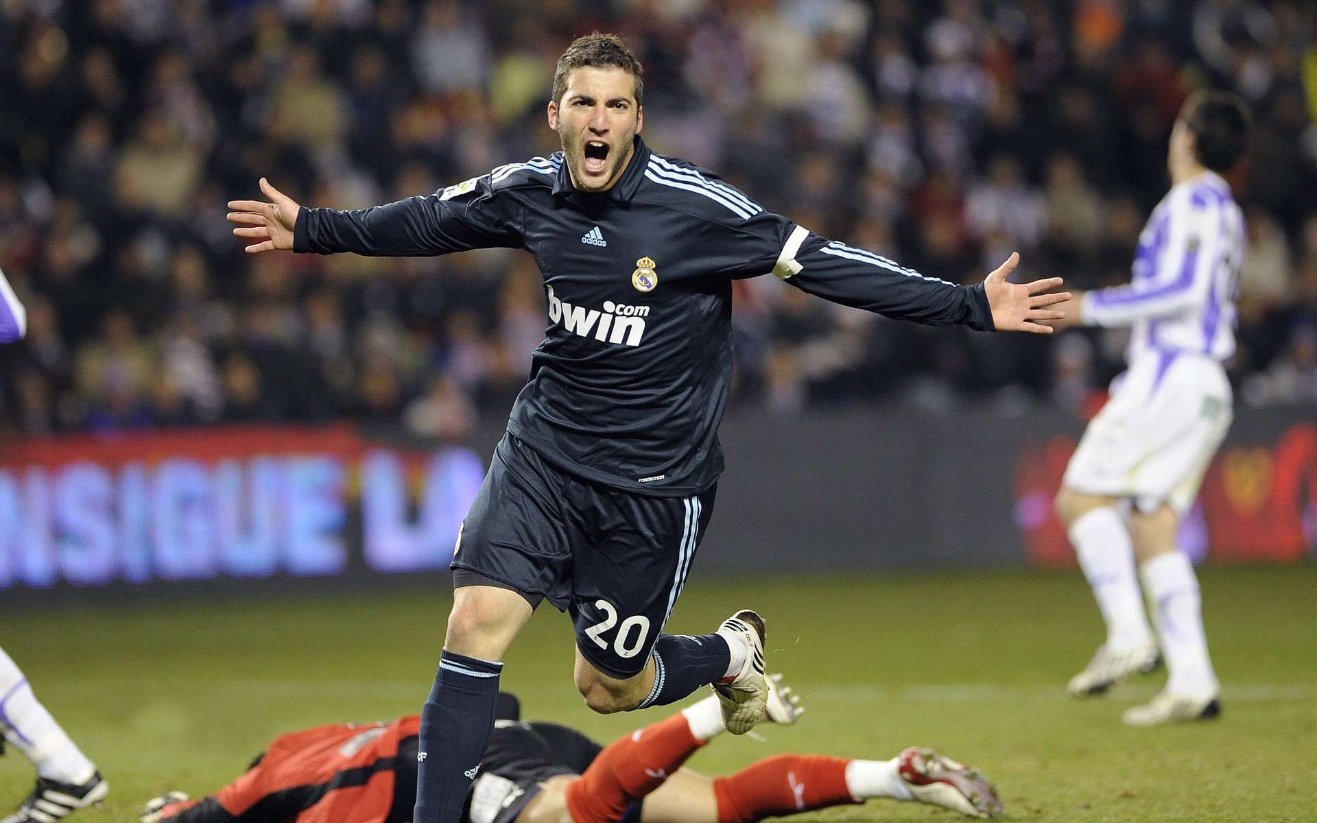 开云官网-跨界风暴，班凯罗在爵士与老鹰的鏖战中上演F1式年度争冠接管