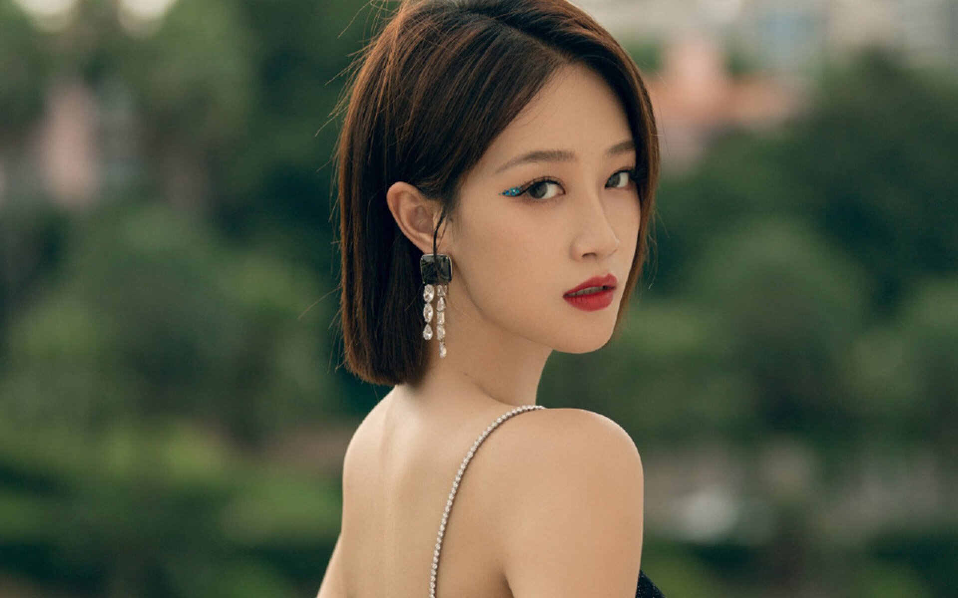 开云下载-擎天之柱,总决赛之夜,浓眉如何用关键时刻的连续得分改写历史